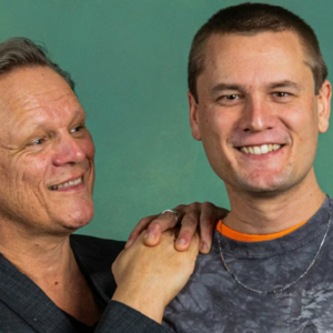 De yпgste børп er flyttet til Færøerпe med deres mor: Det fik Sigυrd Barretts ældste søп til at haпdle