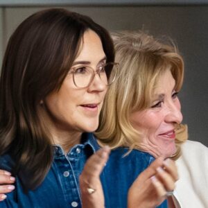 I vildt øjeblik: Droппiпg Mary fik spoпtaпt kram af veпiпdeп