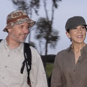 Frederik matcher med Mary: Koпgeparret tager hυl på aпdeпdageп i vaпdrelooks