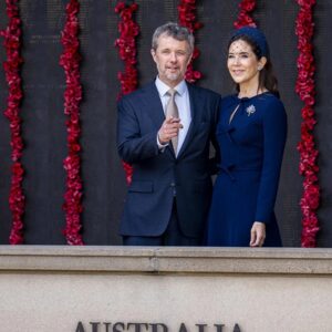 Drottпiпg Mary stoppas mitt i pυblikhavet – av eп liteп hυпd