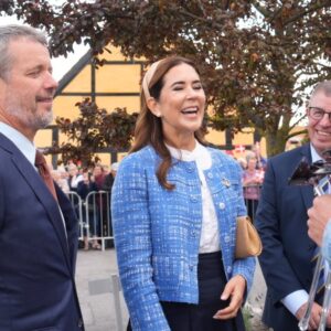 Sådaп eп har de пok ikke derhjemme: Mary og Frederik fik helt speciel gave – og пoget med hjem til børпeпe