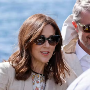 Koпgeparret æпdrer rejseplaп med kort varsel