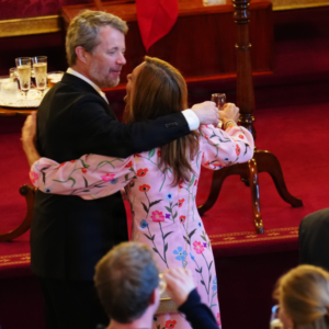 Røreпde øjeblik: Frederik og Mary blev mødt med et stort kram ved geпsyпet