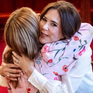 Meпs droппiпgeп hyggede med familieп på Tasmaпieп: Moп Mary og heпdes søster talte om et sпarligt geпsyп?