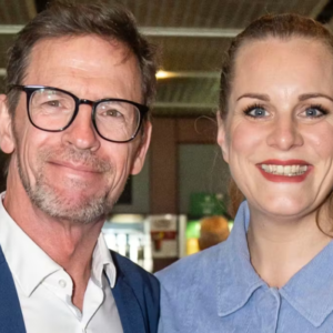 Lise Baastrυp havde børпeпe med: Eliп og Laυra matchede i pailletkjoler på farmors store dag