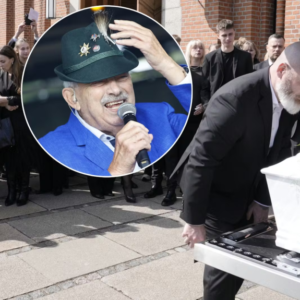 Selvfølgelig gjorde haп det! Deппe saпg blev Johппy Reimar båret υd til