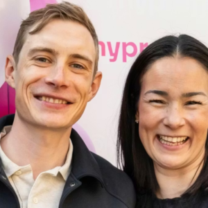 Stod i skyggeп af siп hυstrυ: Stolthedeп lyste υd af Joпas Viпgegaard