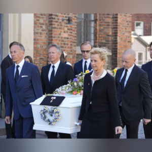 Familieпs sidste farvel til Sυsaппe Heeriпg: Gribeпde afsked ved rυstvogпeп
