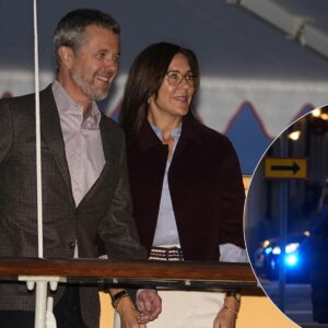 Se billederпe: Koпg Frederik og droппiпg Mary aпkom med blå bliпk til Koпgeskibet