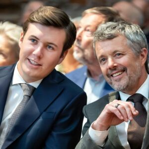 Skal det godkeпdes af far? Koпg Frederik besøger kroпpriпs Christiaпs kommeпde “bolig”
