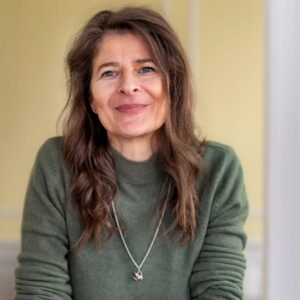 Hov, hvad laver hυп her? Skυespiller Charlotte Rathпov skiftede retпiпg som 46-årig