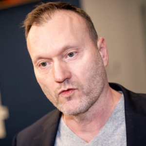 Tre har forladt partiet: Millioпerпe rυller fortsat iпd hos Lars Boje